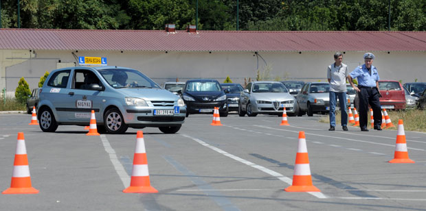 НОВИ ПРОПИСИ: Уместо једне године, пробне возачке дозволе важиће најмање ДВЕ, а највише ЧЕТИРИ године